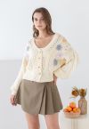 Cardigan tricoté à la main tressé à fleurs cousues en crème