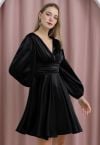 Robe en satin à taille froncée et col en V plongeant, noire