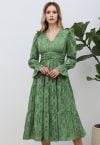 Robe mi-longue en mousseline de soie à taille froncée et florale Burnout en vert