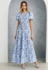 Robe longue imprimée de fleurs bleues exubérantes