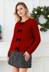 Cardigan en tricot tressé avec boutons-pression et nœud papillon en rouge