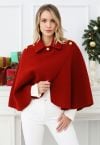 Cape en tricot enveloppée de boutons dorés en rouge