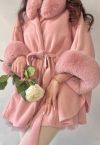 Poncho en fausse fourrure à nouer avec nœud en rose