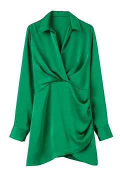 Robe chemise en satin à col en V froncé sur le devant en vert