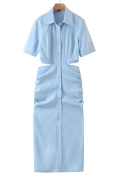 Robe chemise froncée sur le côté à la taille avec découpe en bleu