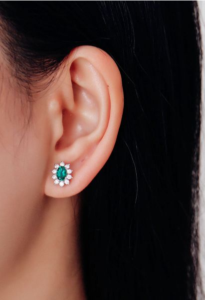Boucles d'oreilles à tige florale ovale avec gemme émeraude
