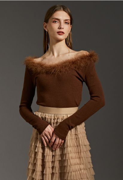 Crop top en tricot à épaules dénudées et plumes légères en marron