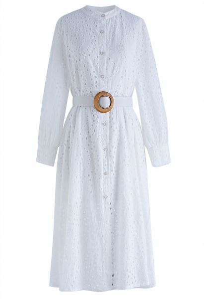 Robe ceinturée boutonnée brodée d'œillets en blanc
