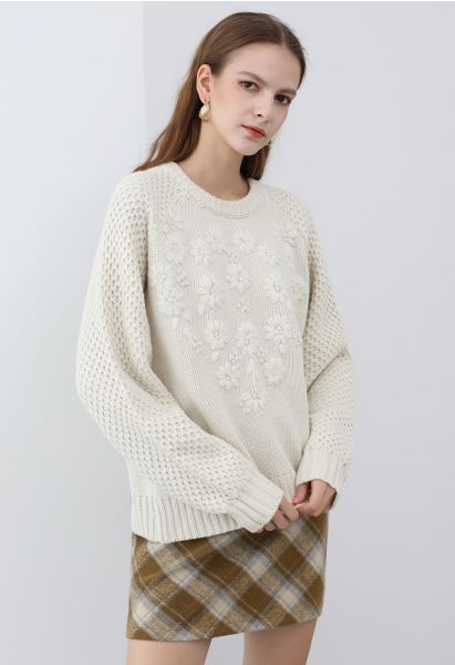 Pull en tricot à motif contrasté de fleurs brodées à la main en ivoire