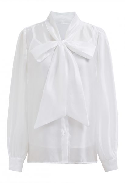 Chemise transparente élégante à manches bouffantes et nœud papillon en blanc