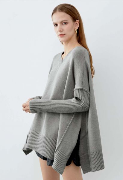 Pull en tricot ample à épaules tombantes et fente latérale en gris