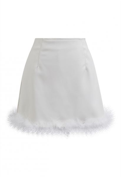 Mini-jupe en similicuir à ourlet plume en blanc