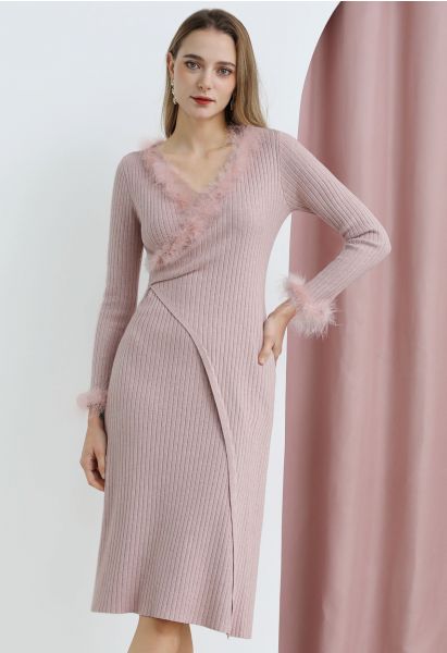 Robe en tricot à col surplis et bordure en plumes gracieuse en rose clair
