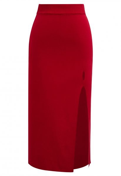 Jupe mi-longue en tricot fendue sur le côté et découpée en rouge
