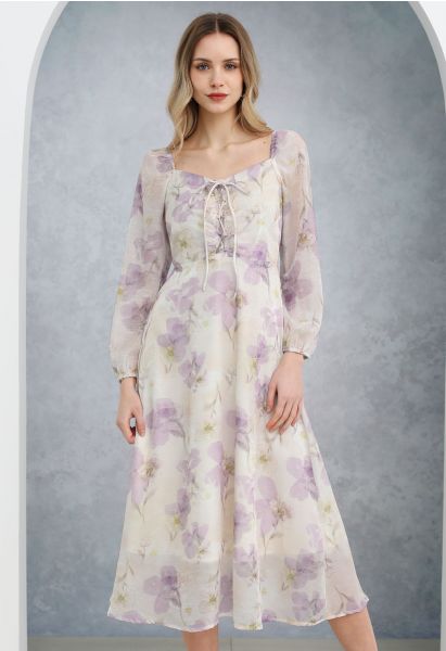 Entrez dans la robe midi fleurie en mousseline de soie du printemps en lilas