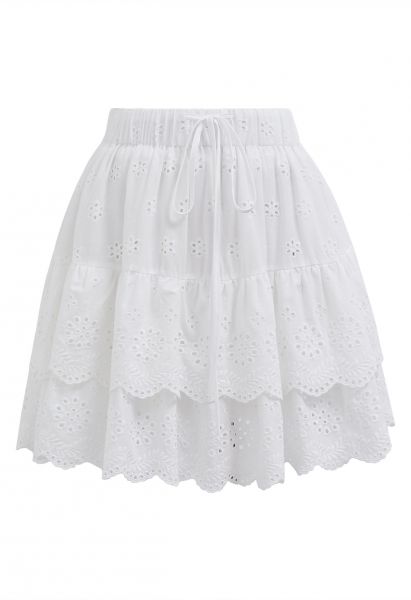 Mini-jupe à volants brodée d'œillets en blanc