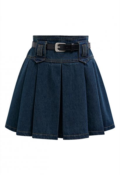 Mini-jupe en jean plissée classique avec ceinture en bleu