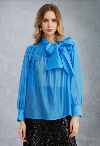Charmante chemise transparente à manches bouffantes et nœud papillon en bleu