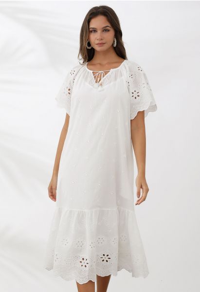 Robe Dolly à œillets et broderie florale à col en V en blanc