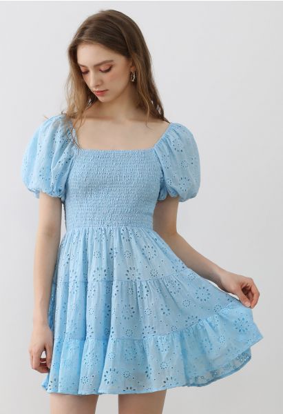 Mini-robe fleurie à œillets et manches bouffantes en bleu