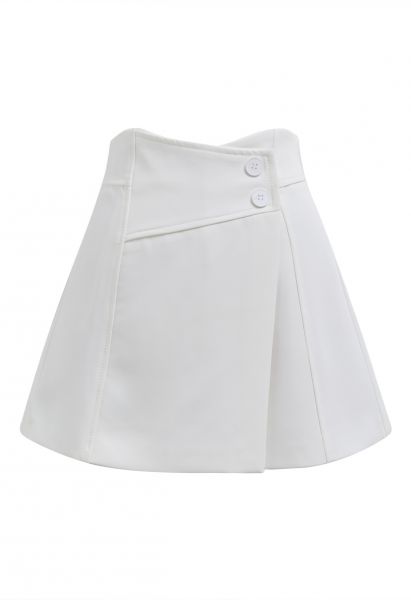 Jupe-short taille haute à rabat boutonné en blanc