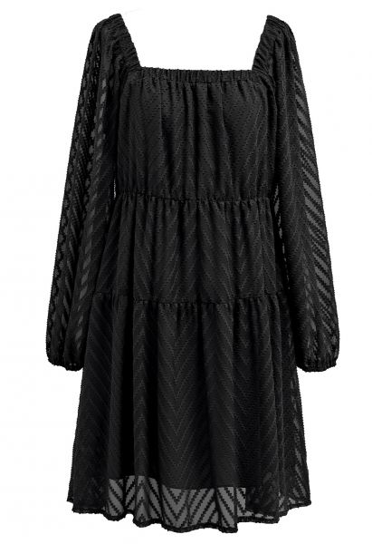 Mini-robe en zigzag à franges et col carré en noir