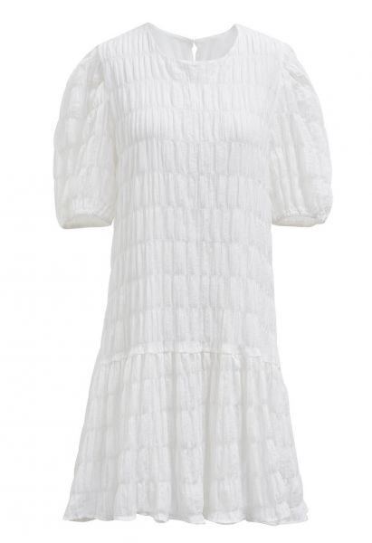 Mini-robe fluide à détails plissés en relief en blanc