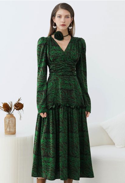 Robe mi-longue froncée à col en V et ras du cou de couleur vert foncé