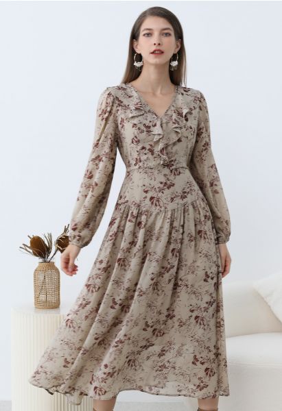 Robe mi-longue en mousseline à volants et col en V à motif floral serein en taupe