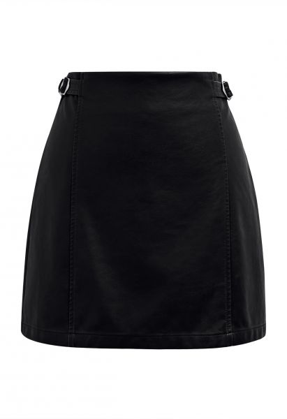 Jupe-short en similicuir noir avec ceinture bien conçue