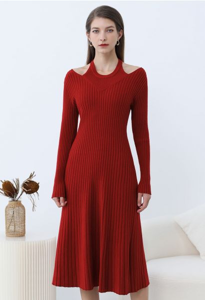 Robe mi-longue en maille côtelée à encolure découpée en rouge