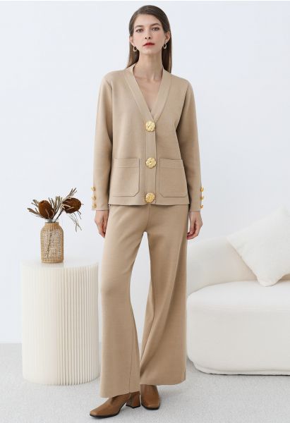 Ensemble cardigan et pantalon en tricot avec poches plaquées et boutons dorés en beige