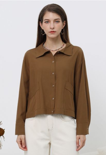 Chemise boutonnée minimaliste avec poche avant en caramel