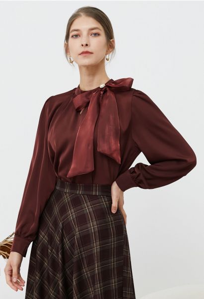 Haut en satin avec nœud papillon en organza nacré bordeaux