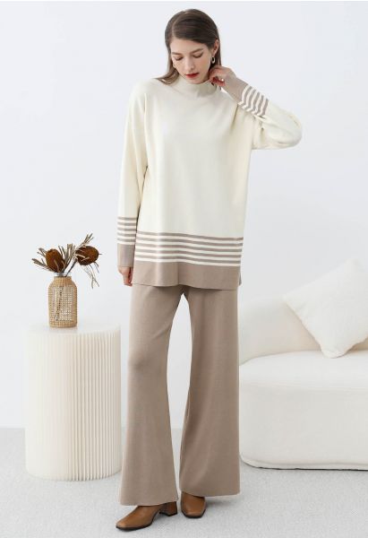 Ensemble pull et pantalon en tricot à rayures bicolores et col montant en taupe