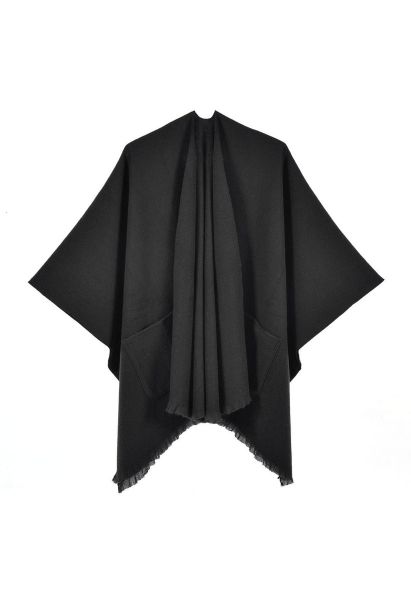 Poncho à ourlet frangé et poche Whisper Soft en noir