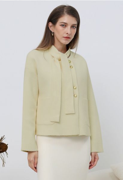 Manteau en tricot à boutons dorés amovibles avec col noué en jaune clair