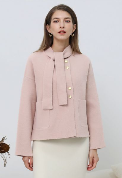 Manteau en tricot à boutons dorés amovibles et col noué en rose