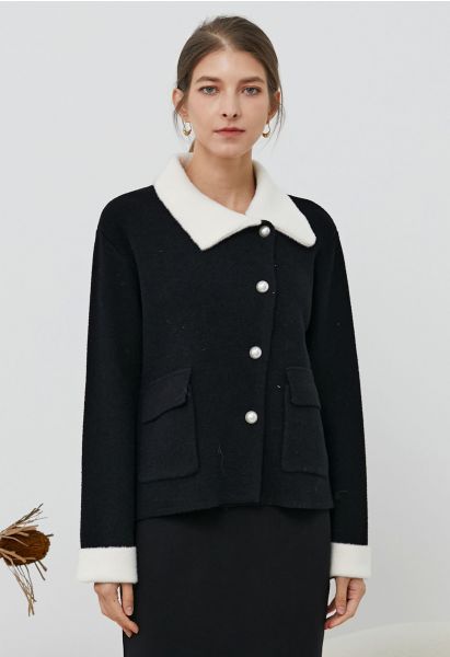 Manteau en tricot boutonné avec poches à rabat et bordure contrastante en noir