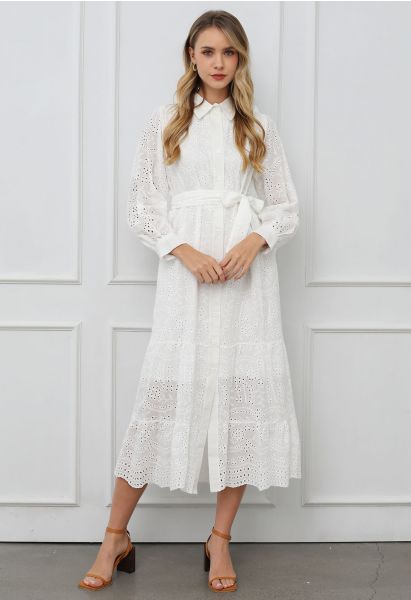 Robe mi-longue boutonnée à taille nouée et broderie délicate à œillets en blanc