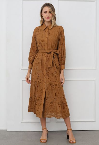 Robe mi-longue boutonnée à taille nouée et broderie délicate à œillets en beige