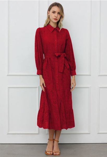 Robe mi-longue boutonnée à taille nouée et broderie délicate à œillets en rouge