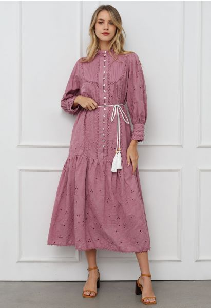 Robe longue boutonnée à pompons et broderies florales en mauve