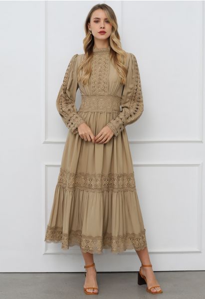 Robe longue en dentelle ajourée de style victorien en beige