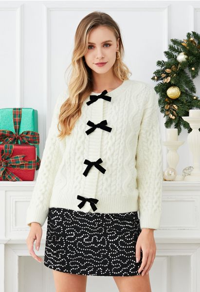 Cardigan en tricot tressé avec boutons-pression et nœud papillon en blanc