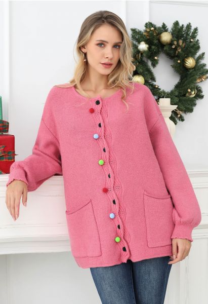 Cardigan en tricot à poches plaquées avec boutons ondulés et pompons colorés en rose