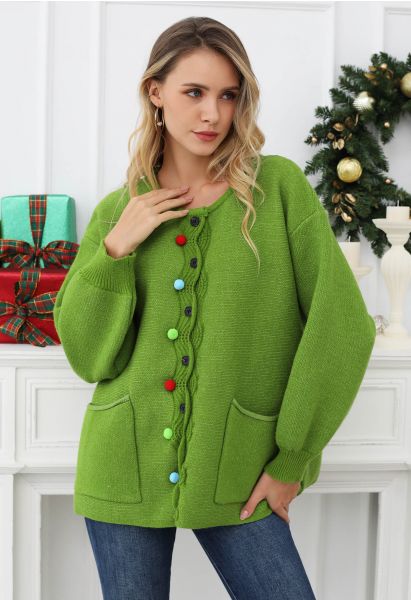 Cardigan en tricot à poches plaquées avec boutons ondulés et pompons colorés en vert