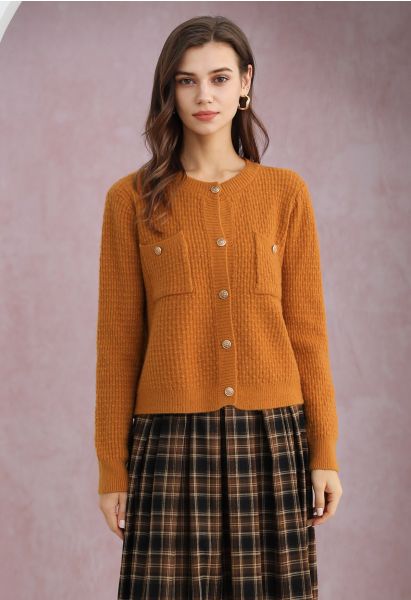 Cardigan boutonné en tricot à pois en relief avec poche plaquée en orange