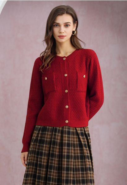 Cardigan boutonné en tricot à pois en relief avec poche plaquée en rouge