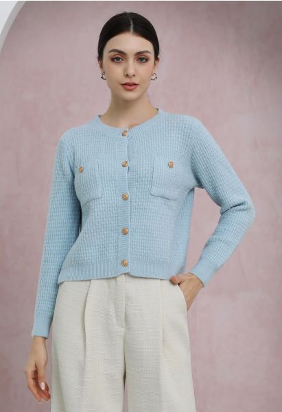 Cardigan boutonné en tricot à pois en relief avec poche plaquée en bleu bébé